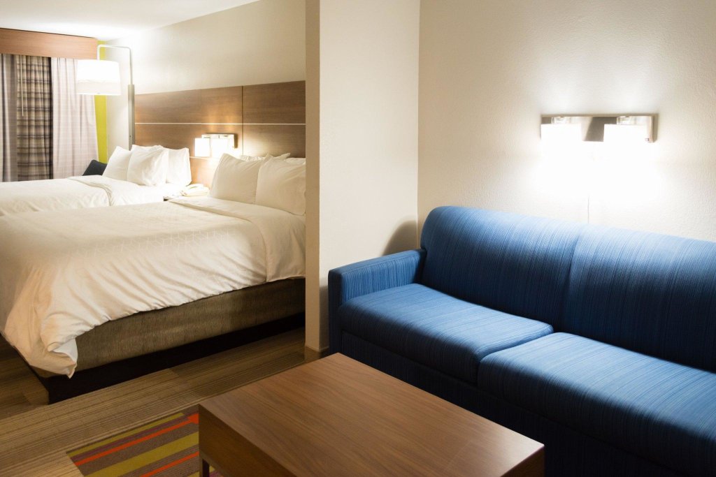 Quadruple Suite with balcony Holiday Inn Express Hotel & Suites Muskogee, an IHG Hotel