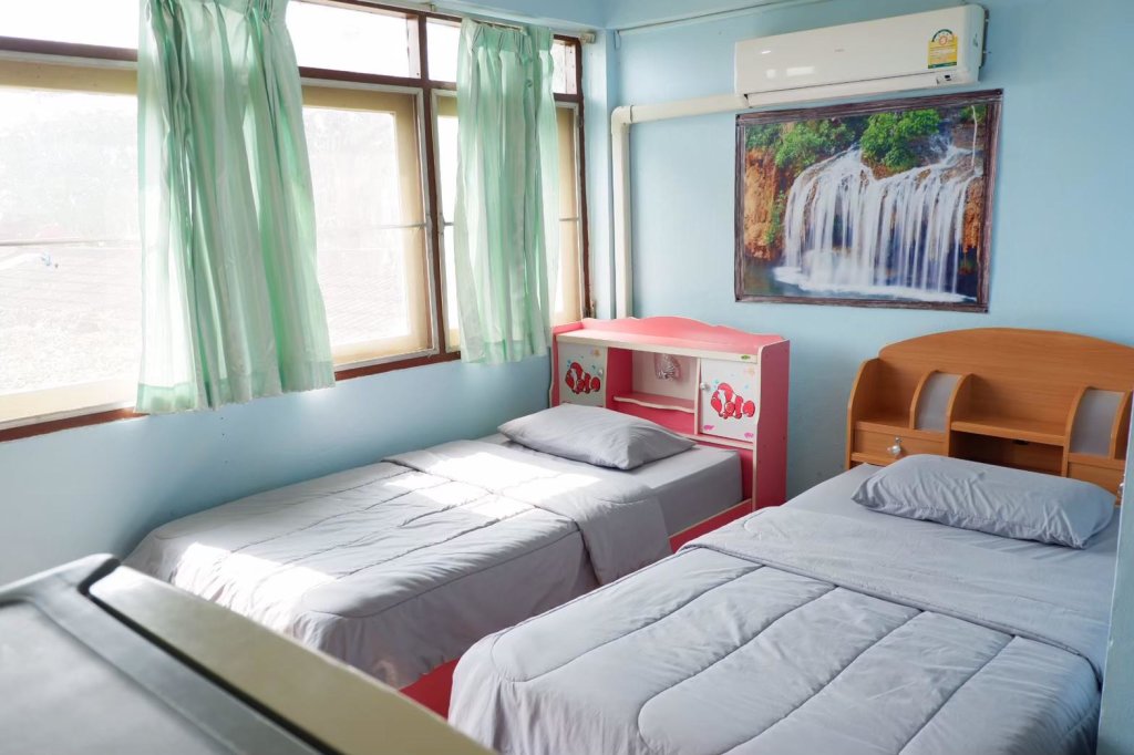 Кровать в общем номере Chokchai Hotel