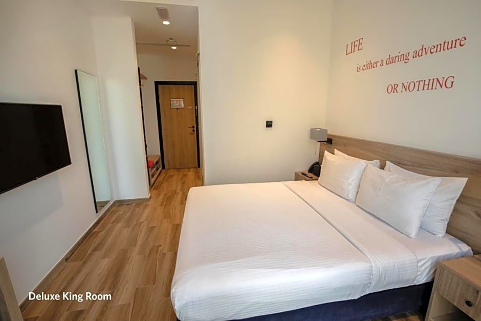 Deluxe Doppel Zimmer with Creek View Kingsgate Al Jadaf by Millennium Hotels