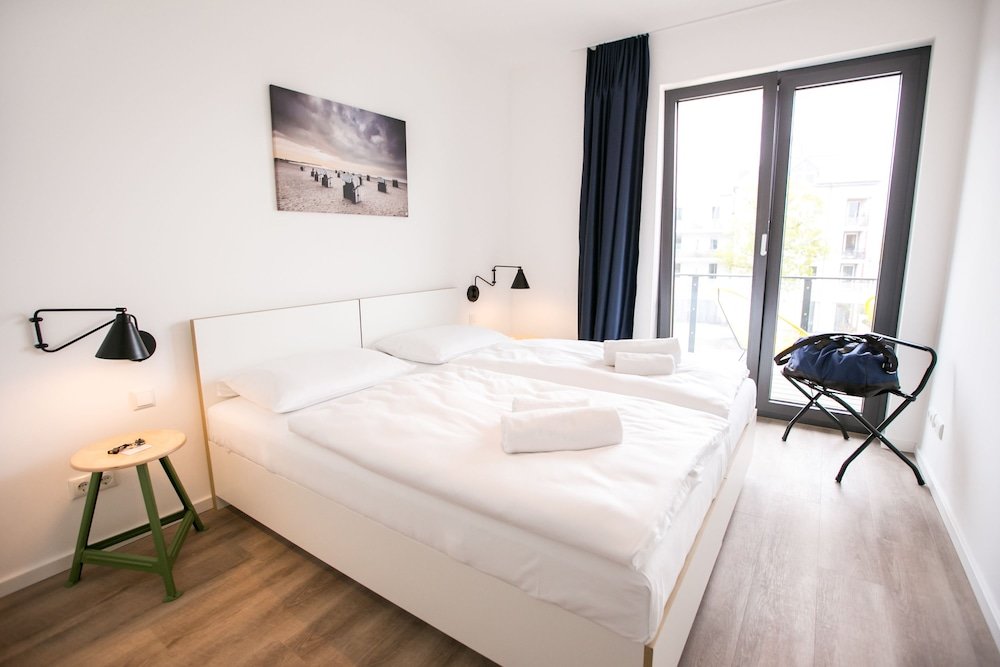 Apartment 1 Schlafzimmer mit Balkon und mit Kanalblick HAFENAPARTMENTS Warnemuende