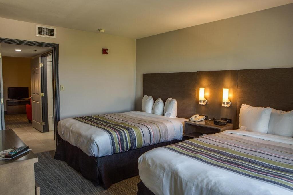 Четырёхместный люкс c 1 комнатой Country Inn & Suites by Radisson, Harlingen, TX