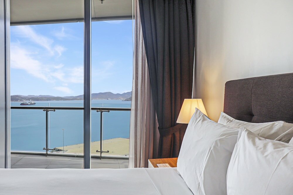 Люкс с 2 комнатами с балконом и с видом на гавань Crowne Plaza Residences Port Moresby, an IHG Hotel