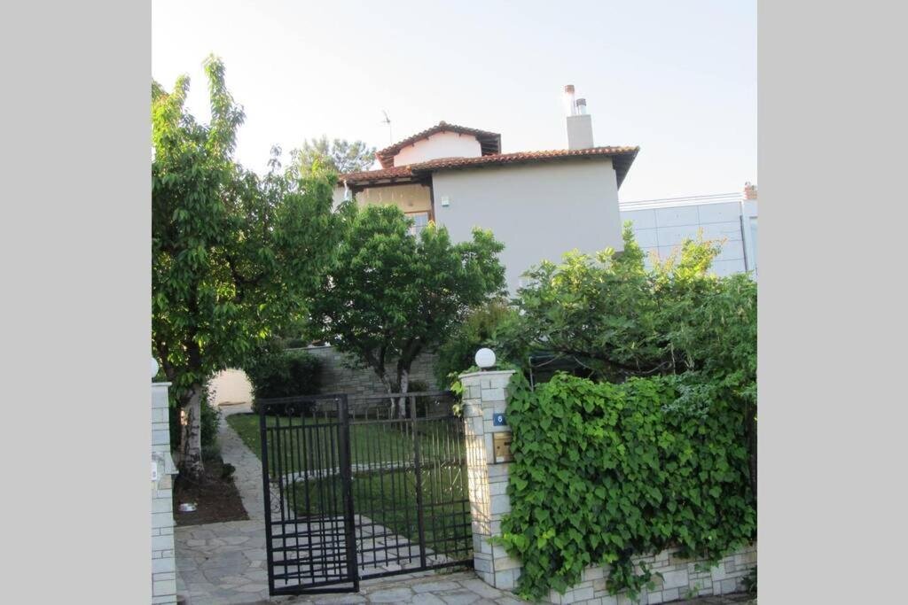 Вилла Τraditional fully detached villa on a luxurious hillock of Thessaloniki with its own garden also for family & wedding gatherings for 10 to 25 people only 15 minutes from airport