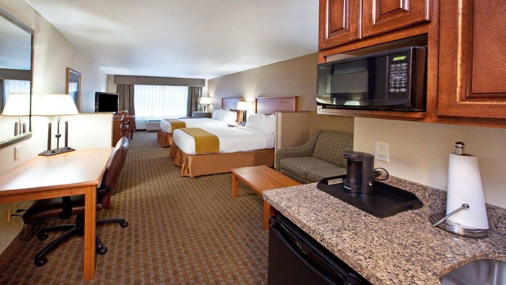 Quadruple Suite Holiday Inn Express & Suites Sioux Falls Southwest, an IHG Hotel