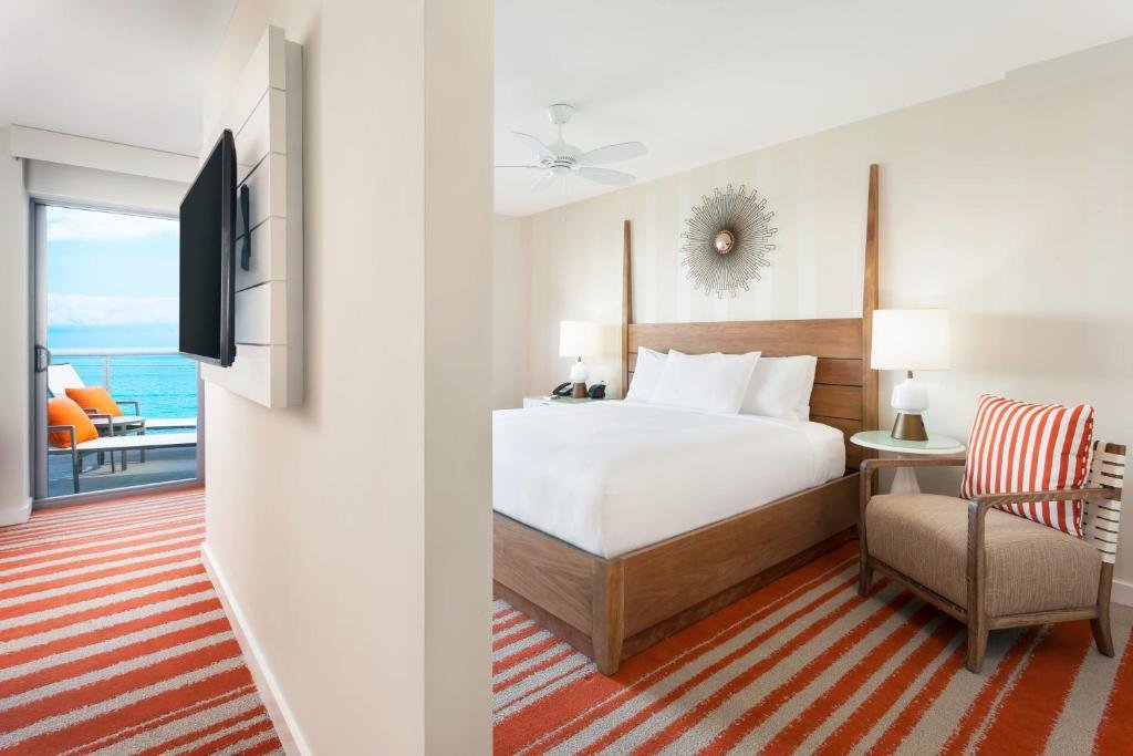 Junior suite quadrupla con balcone e vista oceano Hilton Cabana Miami Beach
