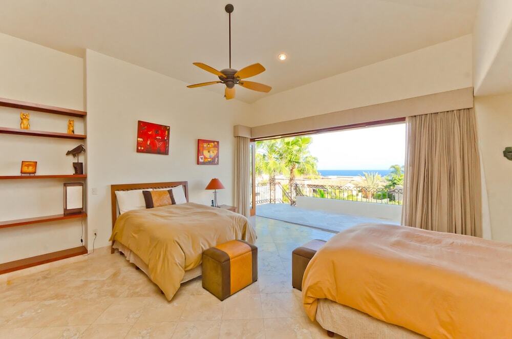 3,000 Sq. Ft. Villa With Beach Club Access: Villa de Phoenix El Bedito