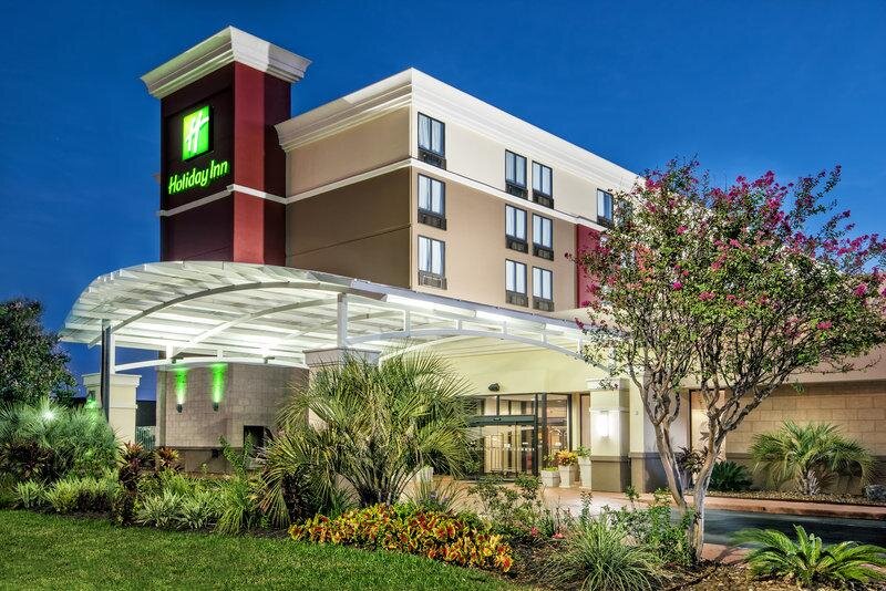 Кровать в общем номере Holiday Inn Houston SW-Near Sugar Land, an IHG Hotel