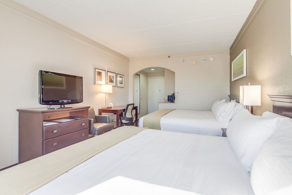 Standard Quadruple room Holiday Inn Express Hotel & Suites Midlothian Turnpike, an IHG Hotel