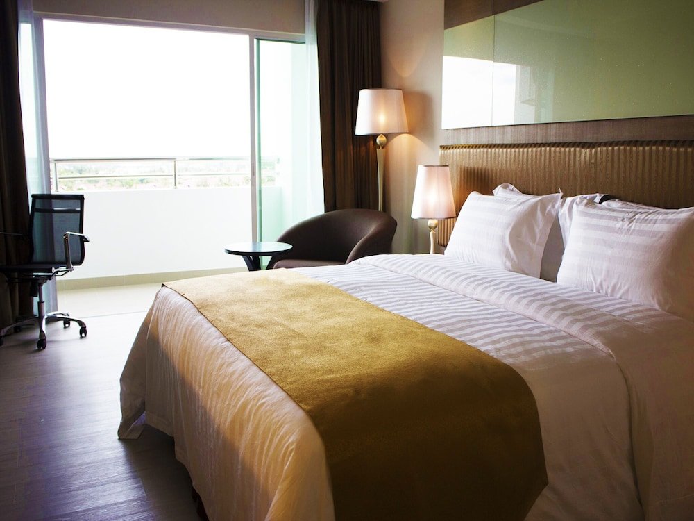 Deluxe Double room with balcony and with city view Garden Sentral Hotel