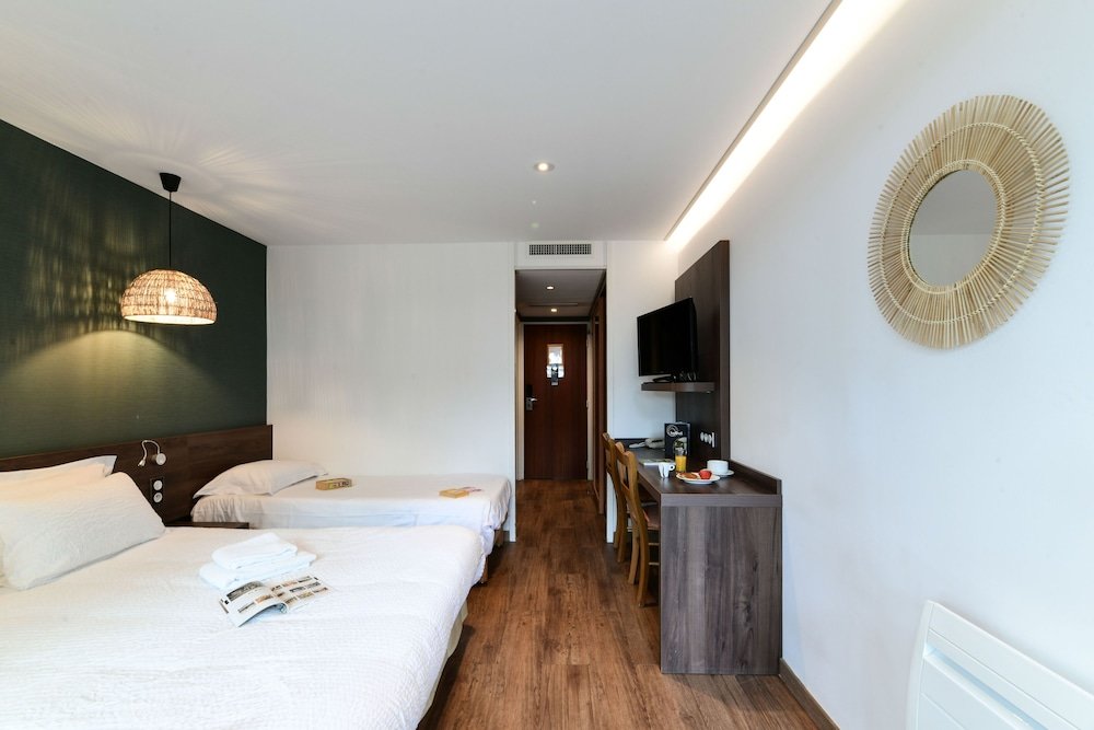 Standard Dreier Zimmer mit Balkon Hotel Logis Lacotel