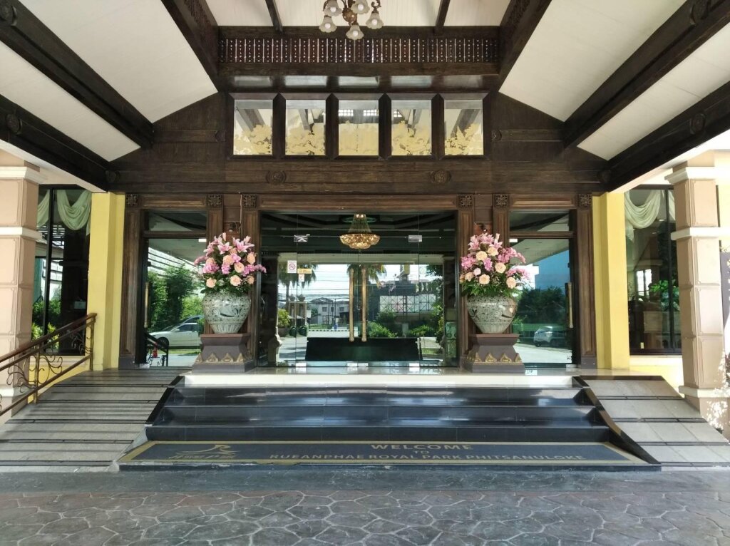 Кровать в общем номере Ruean Phae Royal Park Hotel