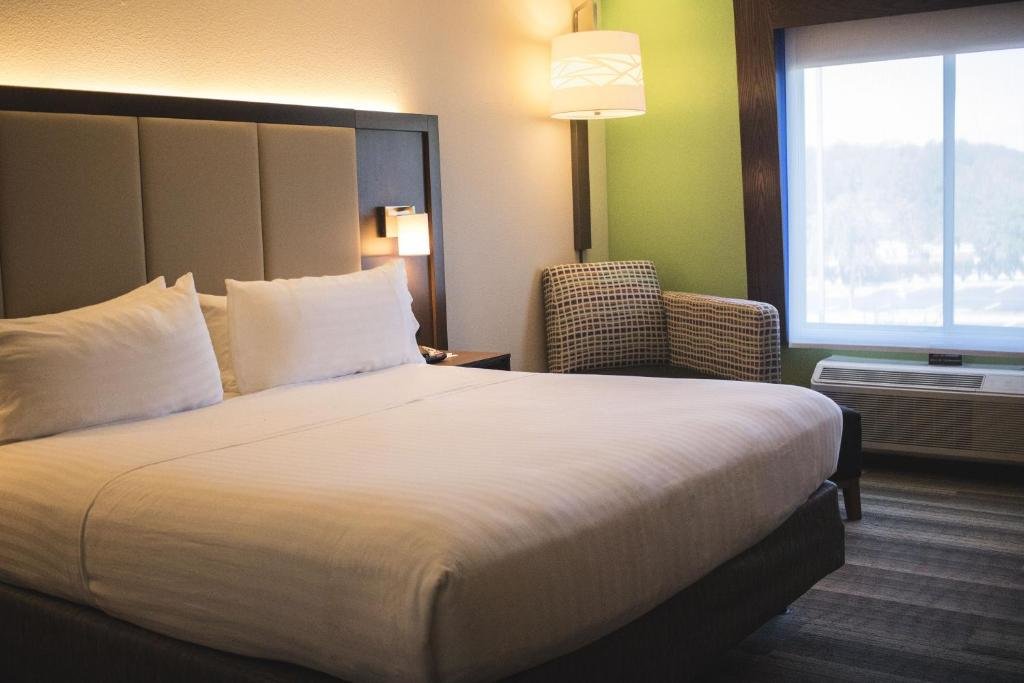 Suite Holiday Inn Express & Suites Columbia-I-26 @ Harbison Blvd, an IHG Hotel