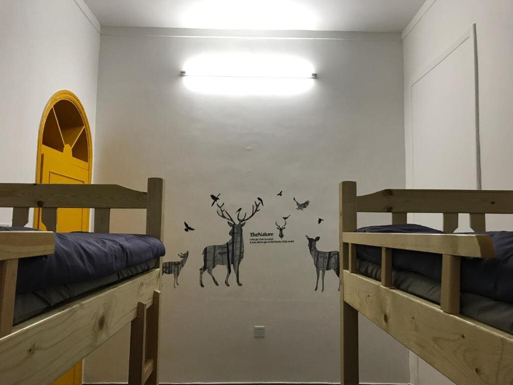 Кровать в общем номере (мужской номер) No. 6 Cuobian Hostel