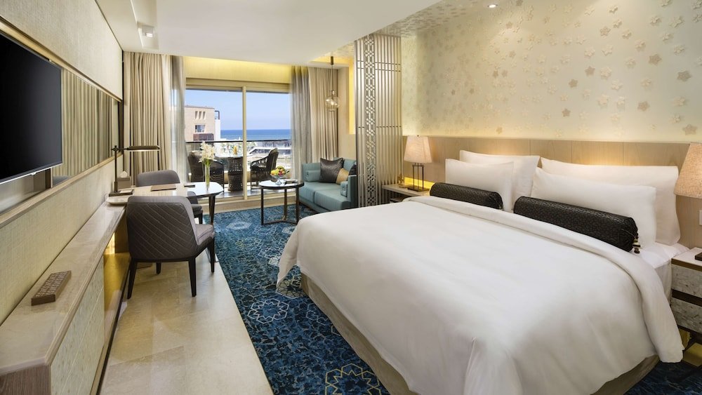 Двухместный номер Deluxe с балконом и с видом на море Kempinski Summerland Hotel & Resort Beirut