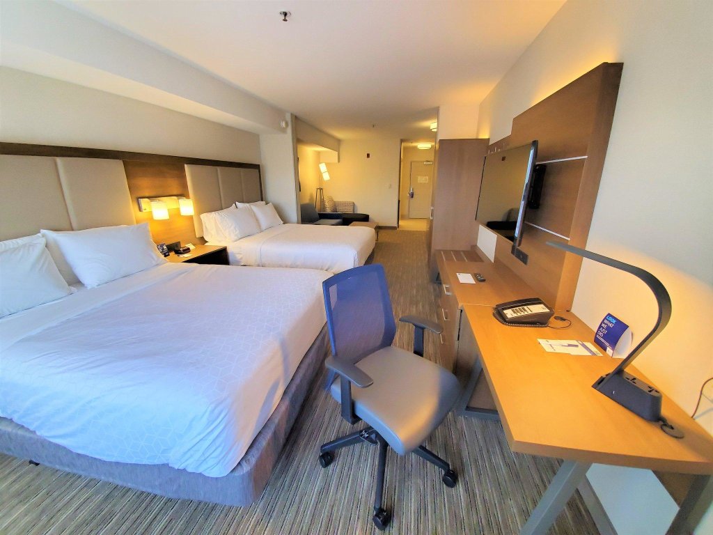 Четырёхместный люкс Holiday Inn Express Hotel & Suites Seattle North - Lynnwood, an IHG Hotel