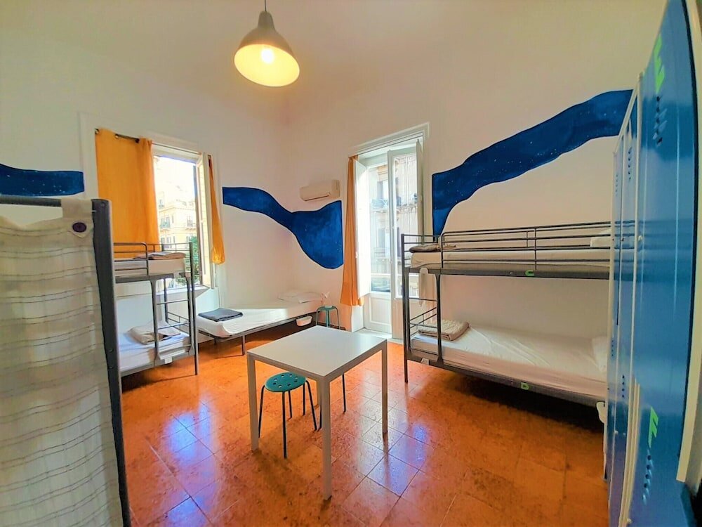 Кровать в общем номере с балконом и с видом на город A Casa di Amici