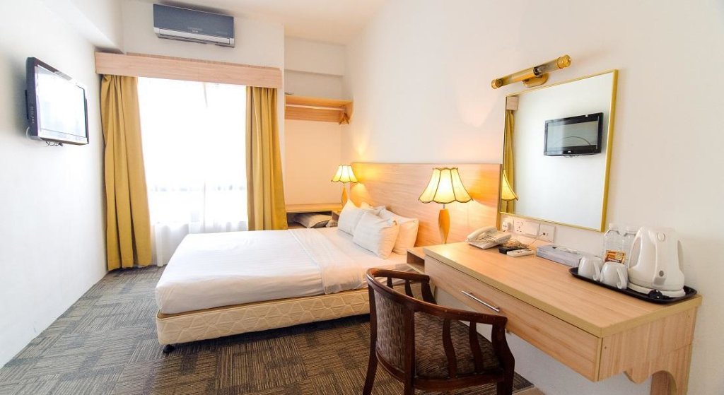 Кровать в общем номере Prima Hotel Melaka