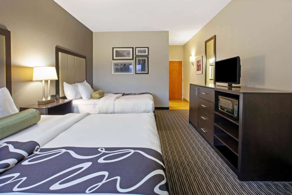 Четырёхместный номер Standard La Quinta Inn & Suites by Wyndham Detroit Metro Airport