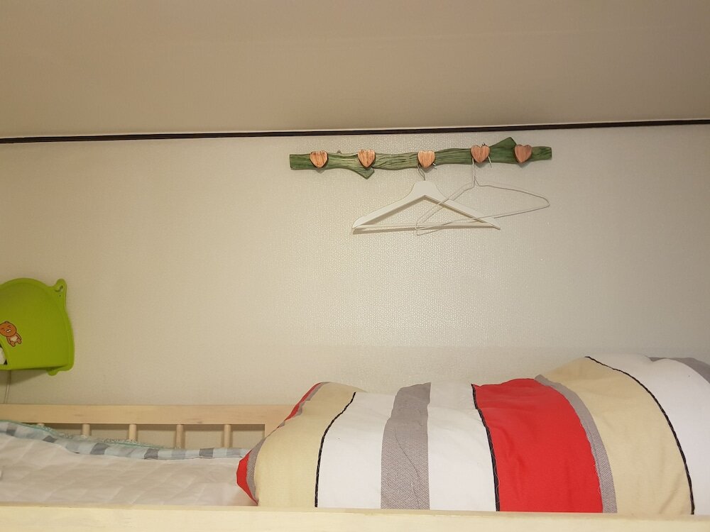 Кровать в общем номере (женский номер) Appletree Guesthouse