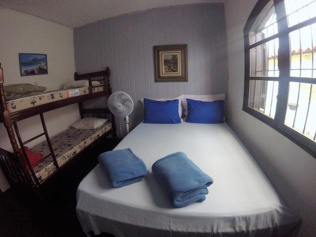 Кровать в общем номере Brumar Inn
