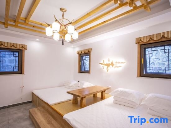 Кровать в общем номере Sansa Village Boutique Hotel at Mutianyu Great Wall