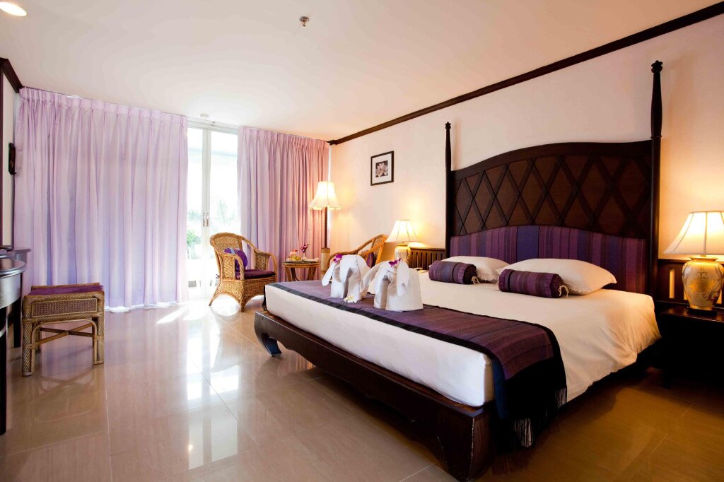 Кровать в общем номере Methavalai Hotel