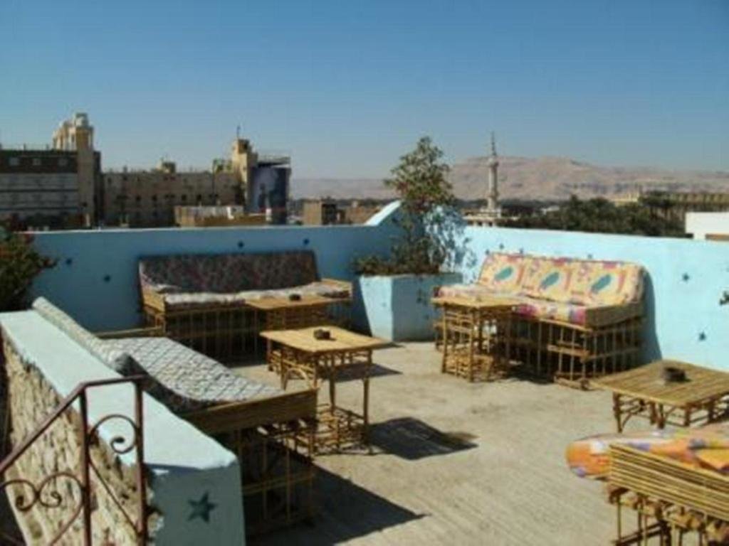 Кровать в общем номере Bob Marley House Sherief Hotel Luxor