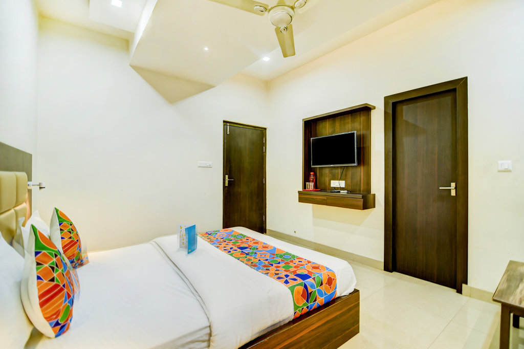 Executive Zimmer FabHotel Solitaire Inn Tilak Nagar