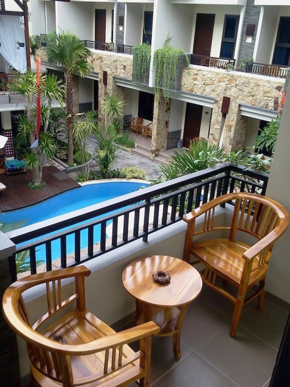 Номер Deluxe с балконом и с видом на бассейн Manggar Indonesia Hotel