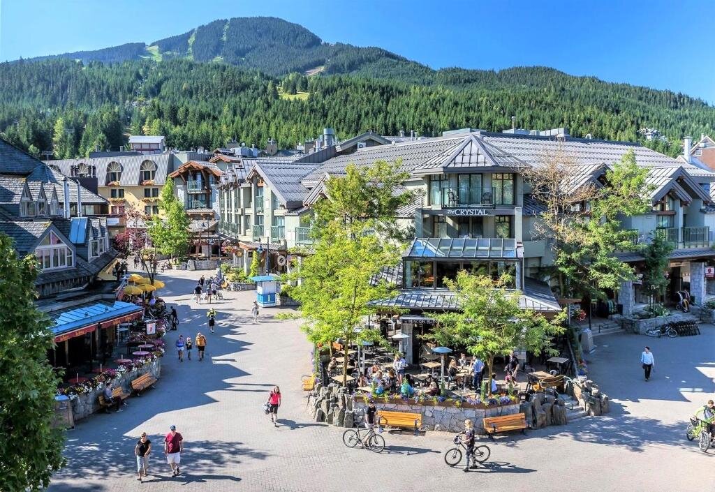 Апартаменты Beautiful Whistler Village Alpenglow suite queen size bed air conditioning cable and smartTV WIFI fireplace pool hot tub sauna gym balcony mountain views