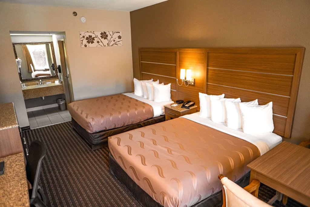 Четырёхместный номер Standard Quality Inn & Suites near Six Flags - Austell