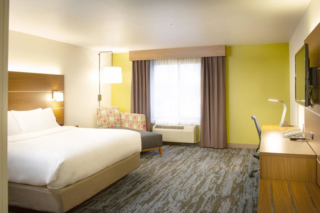 Standard room Holiday Inn Express Hotel & Suites Wausau, an IHG Hotel