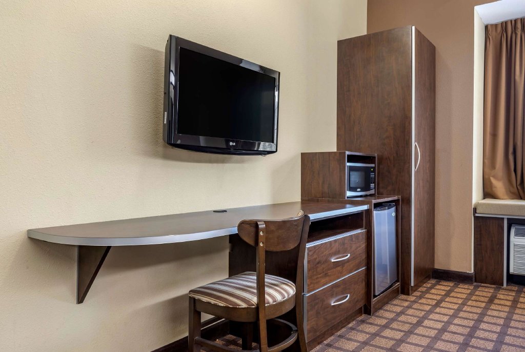 Четырёхместный номер Standard Microtel Inn & Suites By Wyndham Sylva Dillsboro Area