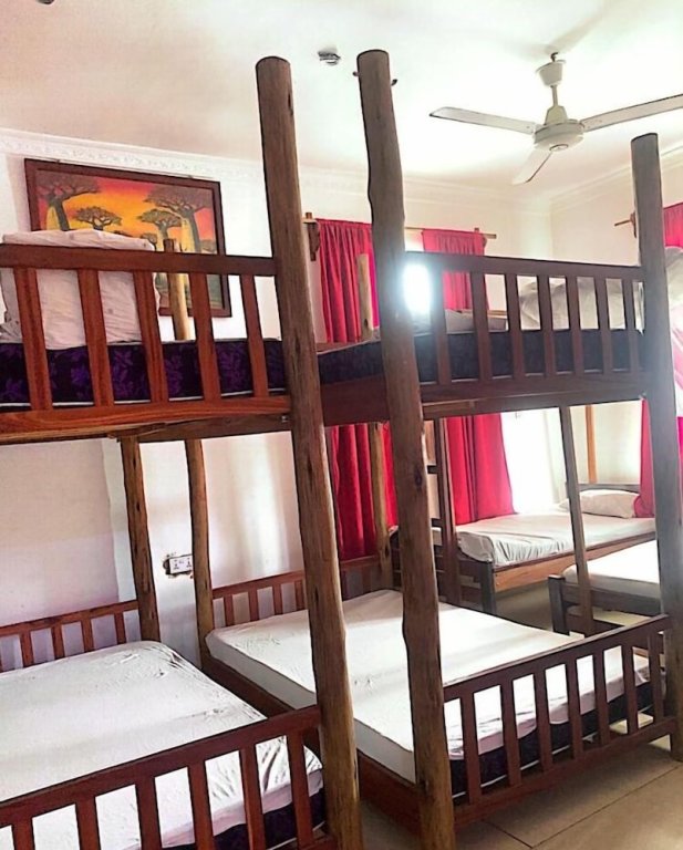 Кровать в общем номере 9 Dollar Hotel Hostel