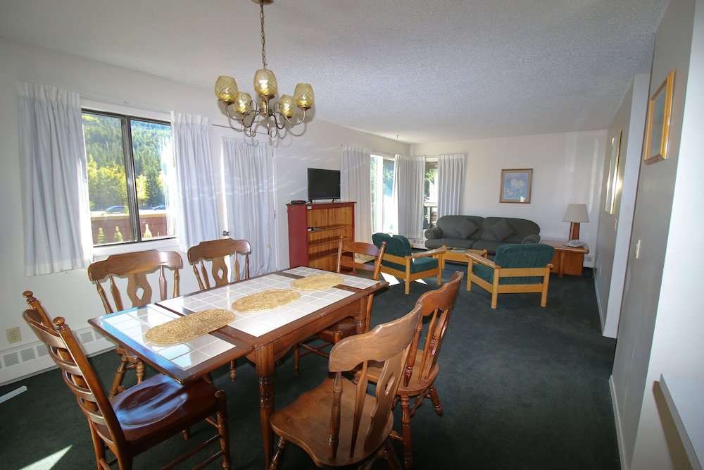 Двухместный семейный люкс с 3 комнатами с балконом и с видом на горы Bighorn Inn & Suites