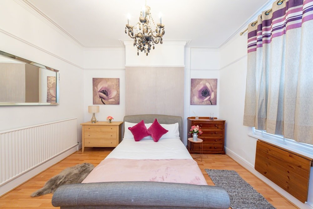 Коттедж Captivating 5-Bed House in Liverpool with parking