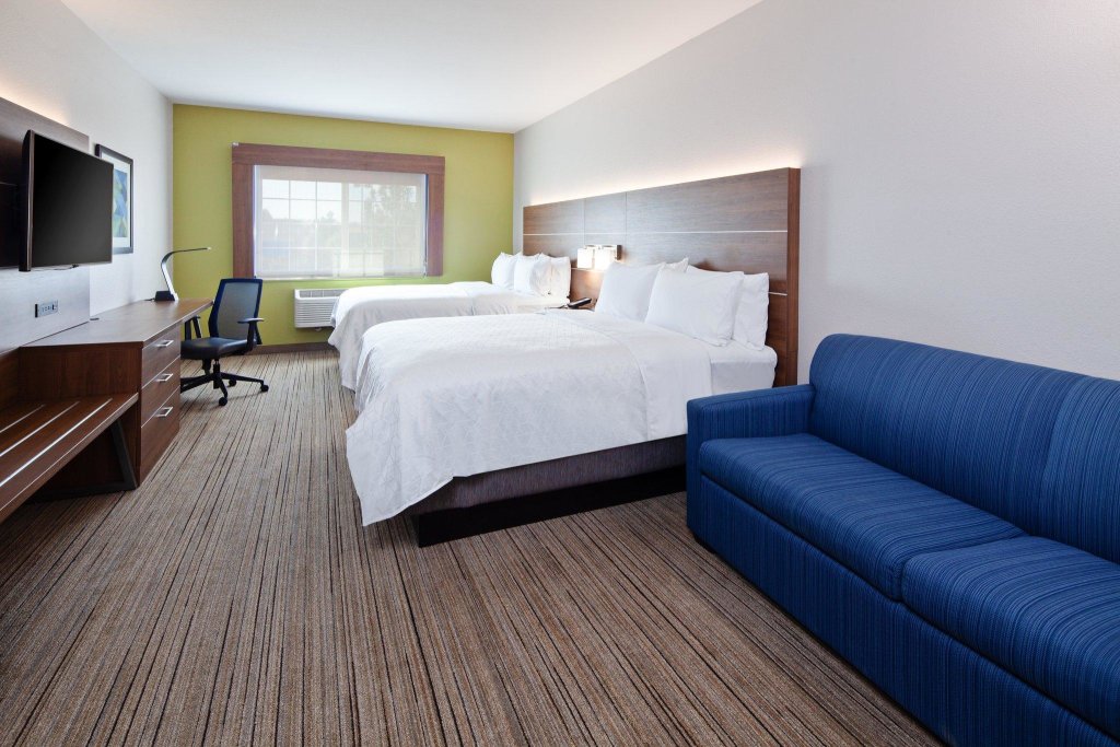 Четырёхместный люкс Holiday Inn Express & Suites - Tulare, an IHG Hotel