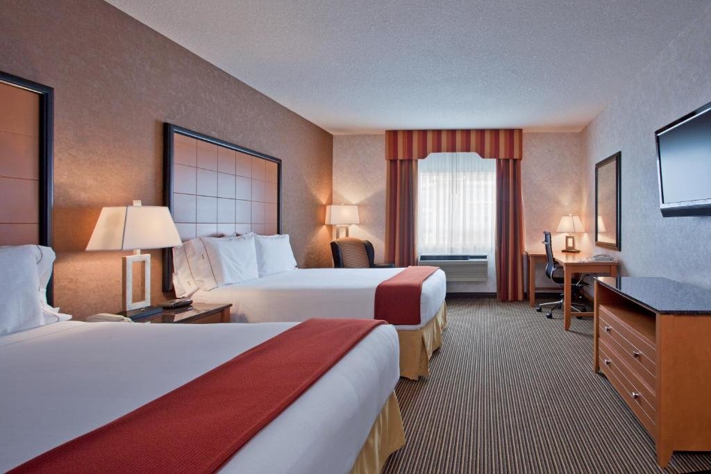 Номер Standard Holiday Inn Express Hotel & Suites Calgary S-Macleod Trail S, an IHG Hotel