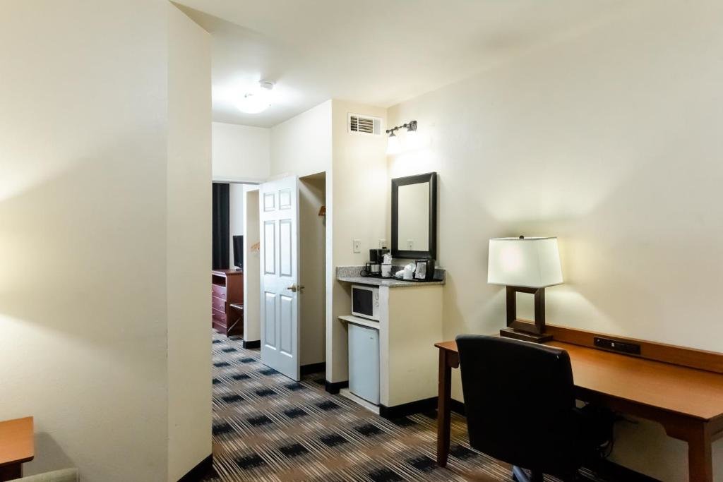 Четырёхместный люкс c 1 комнатой Country Inn & Suites by Radisson, Helen, GA