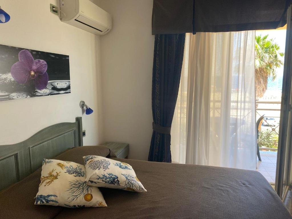 Standard Double room with balcony and with sea view Hotel La Villa
