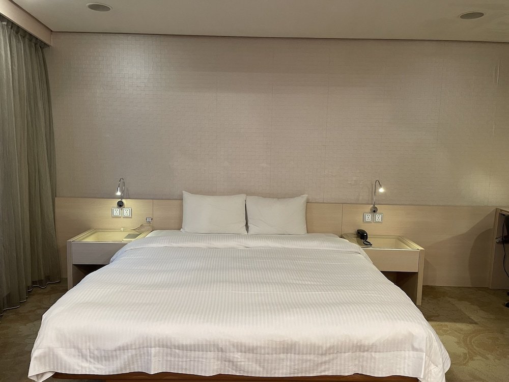 Comfort room Yomi Hotel - MRT Shuanglian Station