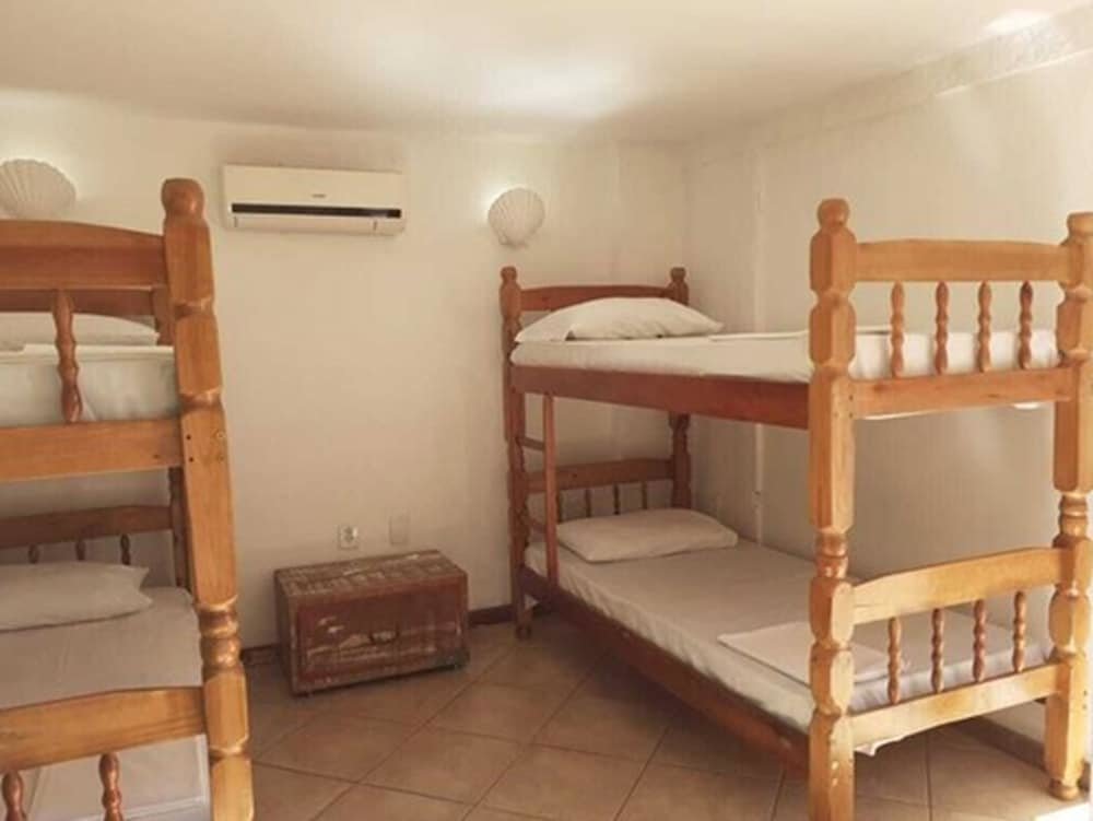 Кровать в общем номере Bamboo Búzios Hostel