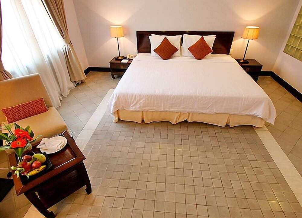 Deluxe Double room with balcony and with garden view Villa Hue Hotel