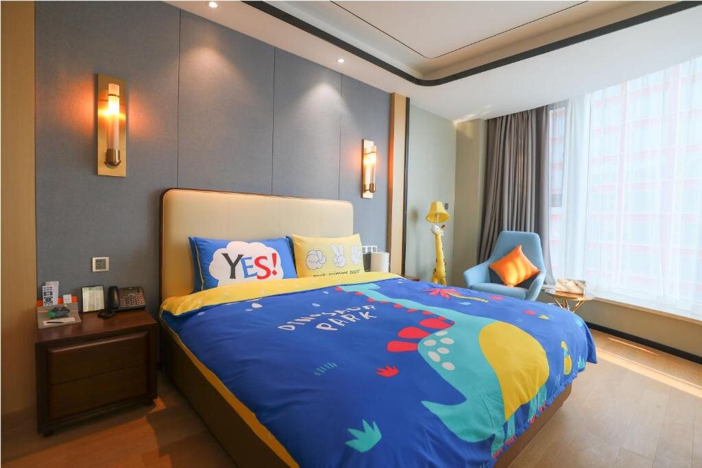 Семейный люкс Deluxe с видом на озеро Jinling Funhome Hotel Nanjing Jiulong Lake