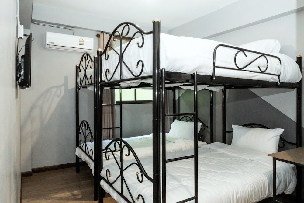 Cama en dormitorio compartido (dormitorio compartido femenino) con balcón Full Moon' House - Hostel