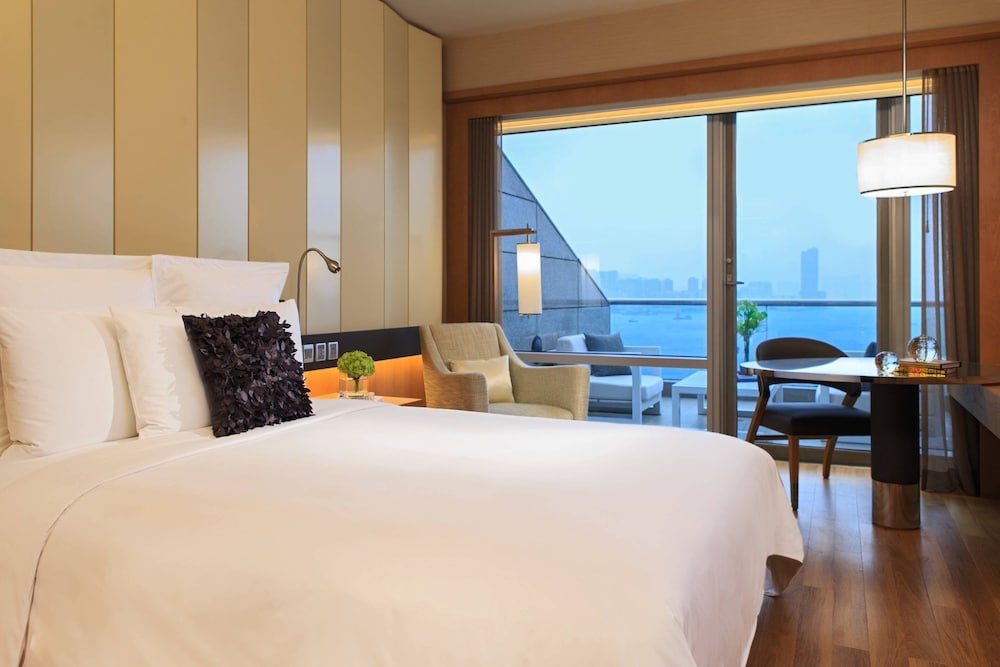 Standard Double room with balcony and with harbour view Renaissance Hong Kong Harbour View Hotel