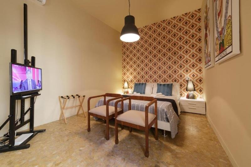 Classic Double room with balcony and with city view Budget rooms sonnino 37