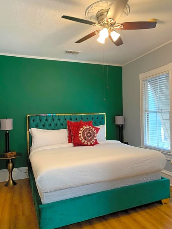 Люкс Peace & Plenty Inn Bed and Breakfast Downtown St Augustine-Adults Only