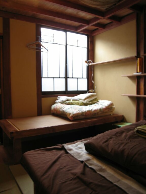 Кровать в общем номере (мужской номер) Small World Guest House