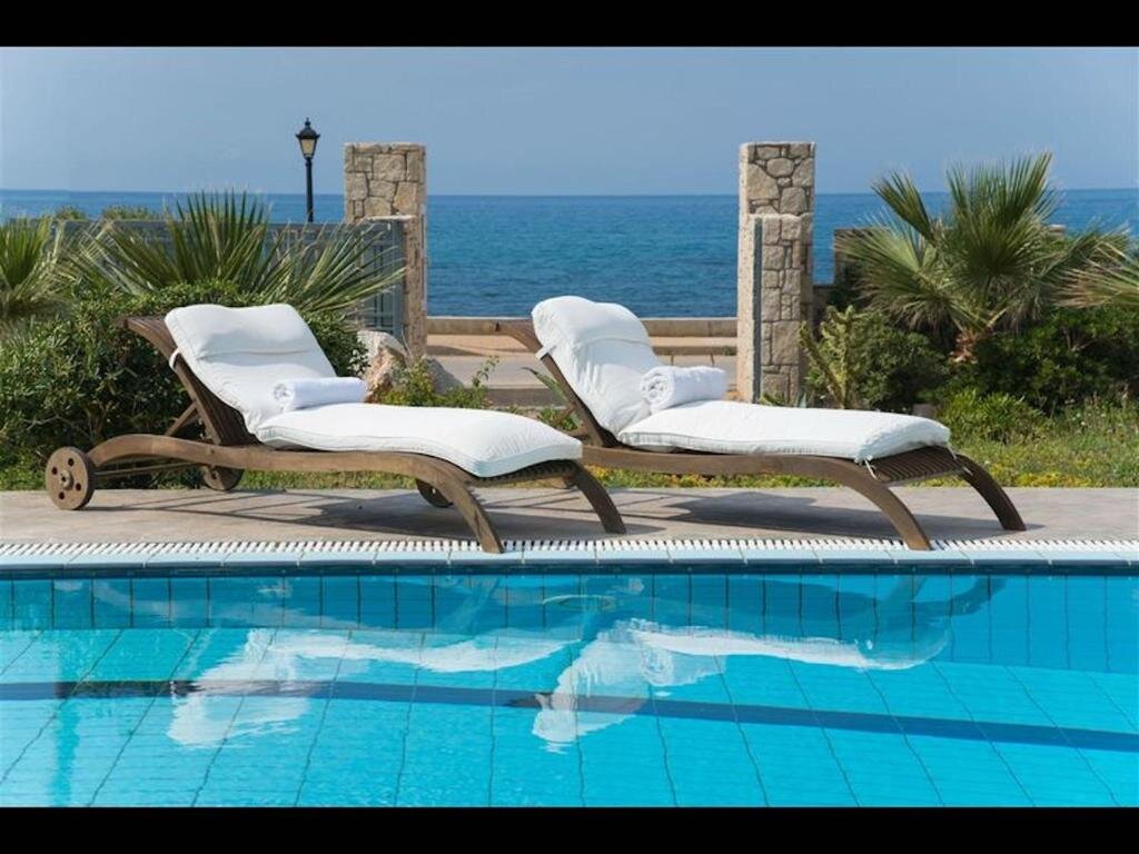 Вилла Luxury Villa Beachfront 5 Bedrooms 10-12 Persons